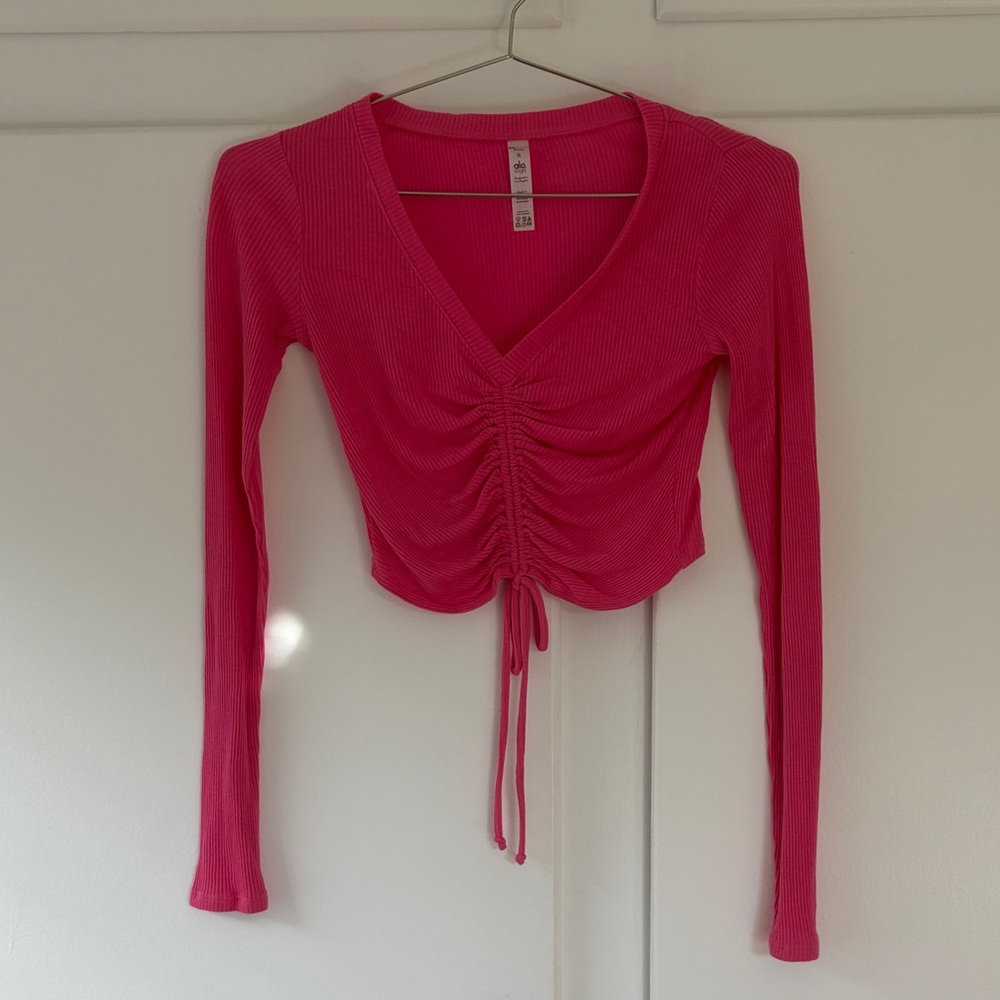 Alo Yoga - Pink Ruched V-Neck Long Sleeve Cropped Top